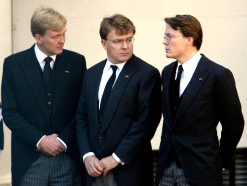 The late Prince Friso (center) with his brothers, Prince Willem-Alexander (now King Willem-Alwxander) and Prince Constantijn (2002)